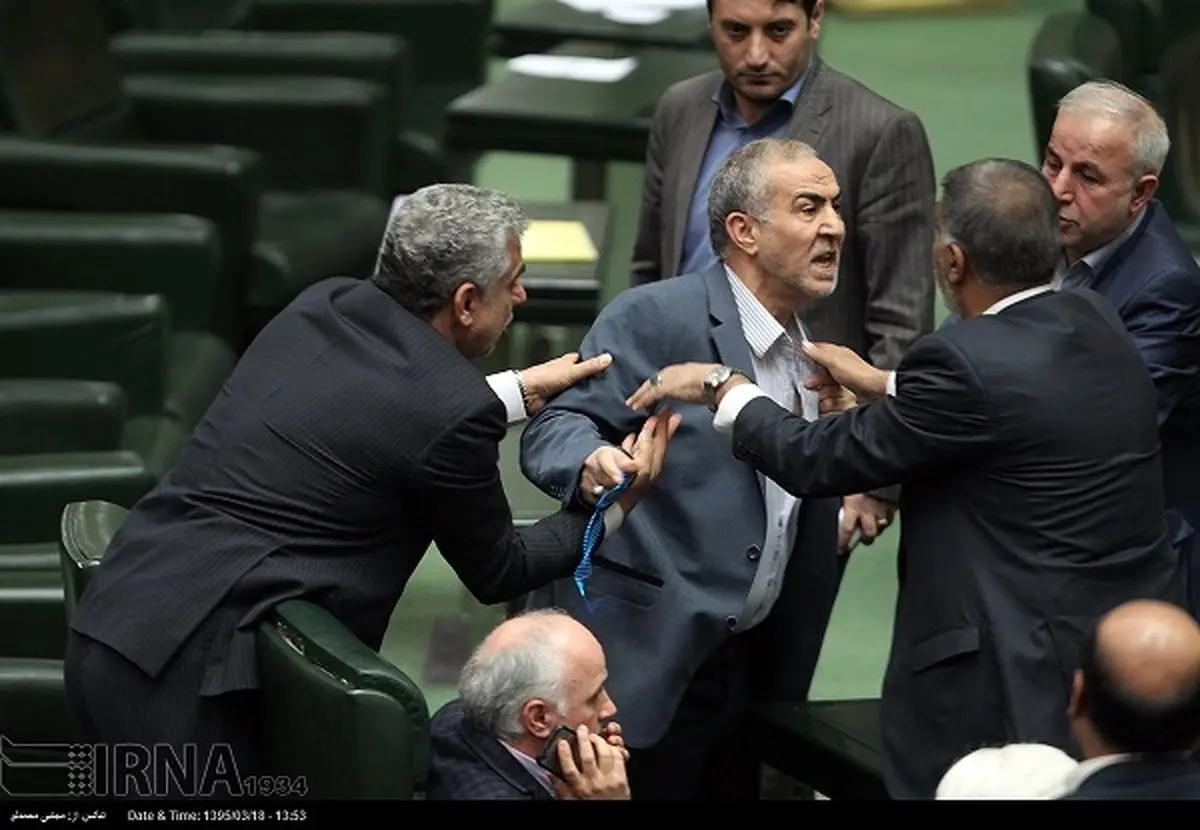 عکسی از درگیری یک نماینده با معاون وزیر در مجلس