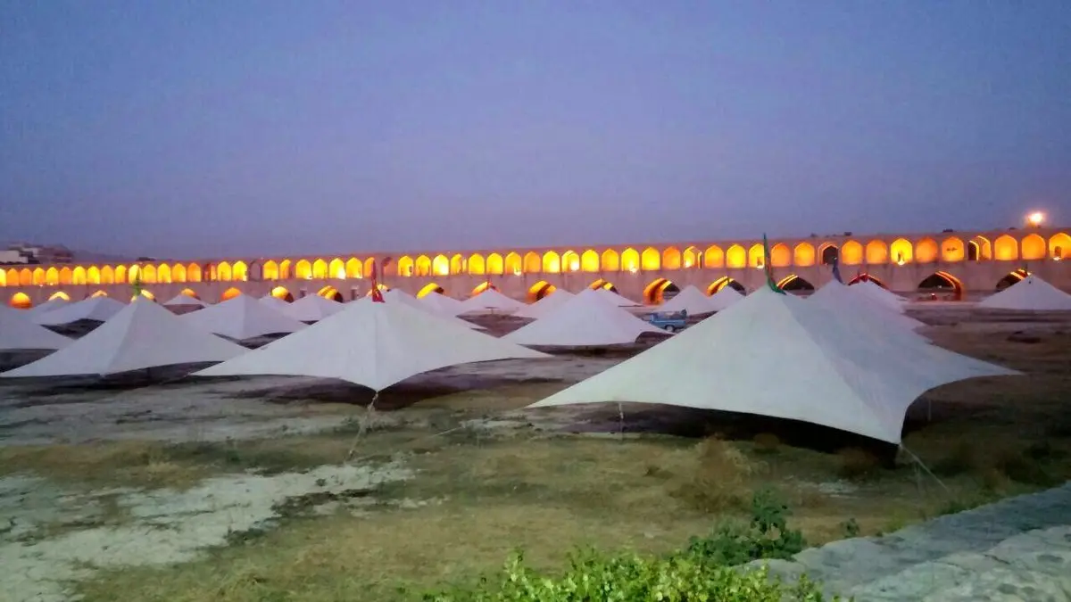 برگزاری دعای عرفه در میان زاینده رود/عکس