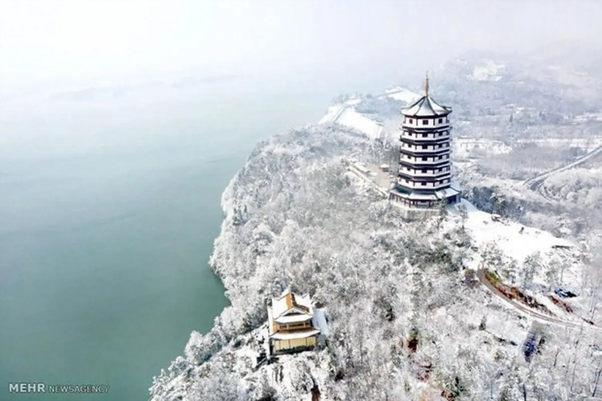 چشم انداز زمستانی یک دریاچه زیبا در چین/عکس