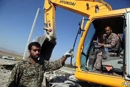 تصاویری از کمک نیروهای مدافعین حرم در مناطق زلزله‌زده