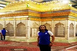 جاسم کرار کنار ضریح امام هادی و امام عسگری در قم/ عکس