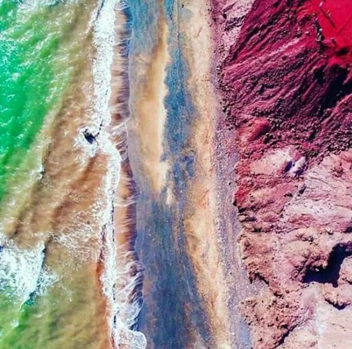 خاک سرخ،ساحل براق و دریای سبز هرمز در یک قاب/ عکس