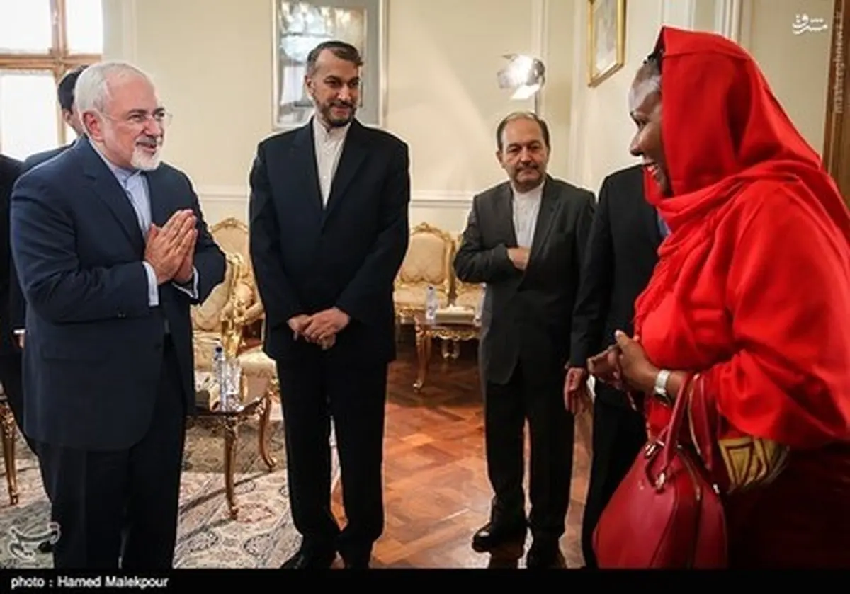 احترام ظریف به بانوان افریقایی/عکس