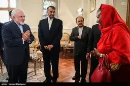 احترام ظریف به بانوان افریقایی/عکس