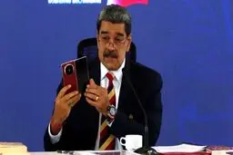 بهترین گوشی دنیا در دست رفیق احمدی نژاد + عکس