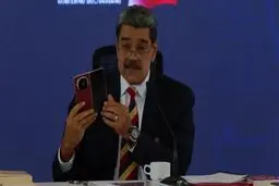 بهترین گوشی دنیا در دست رفیق احمدی نژاد + عکس