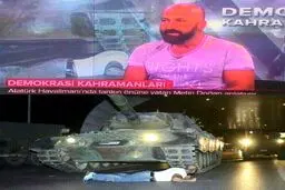 مردی‌که‌شب‌کودتاجلوی‌تانک‌خوابید!/ عکس