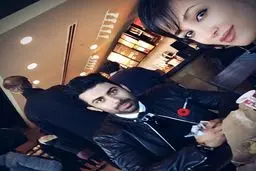 روناک یونسی و همسرش در رستورانی در کانادا