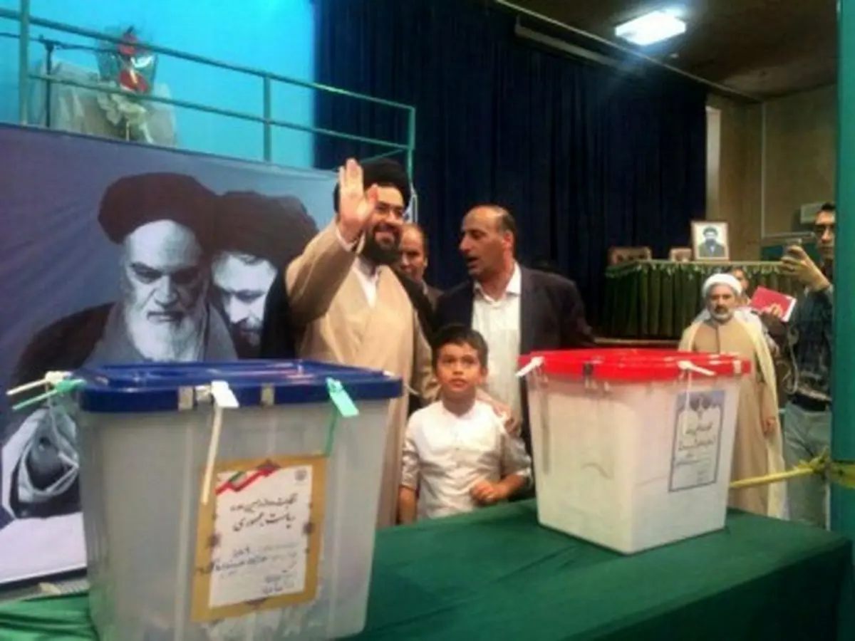 یاسر خمینی رای خود را به صندوق انداخت/ عکس