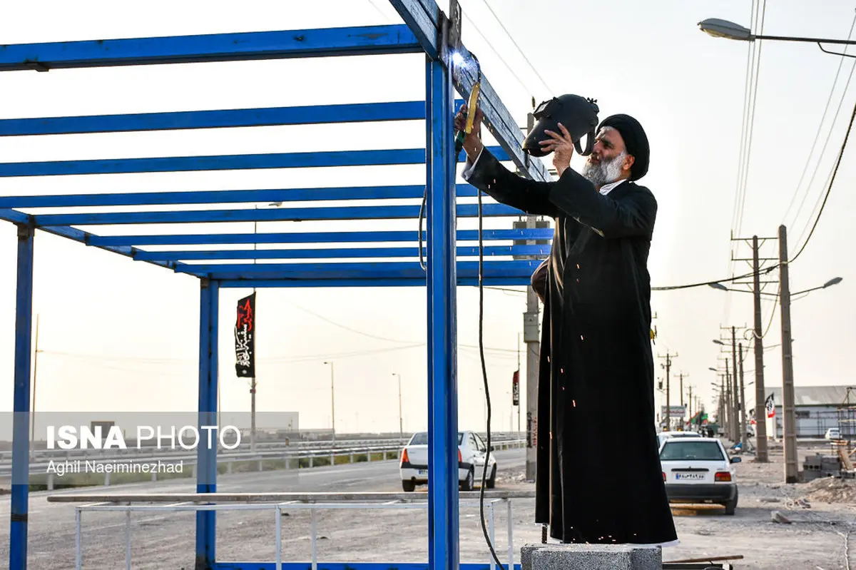 جوشکاری با لباس روحانیت/عکس