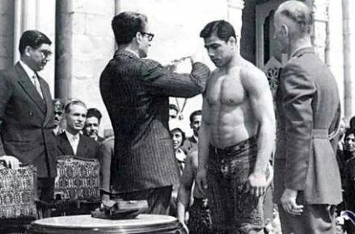 محمدرضاشاه ودادن مدال به پهلوان ایران تختی/عکس