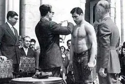 محمدرضاشاه ودادن مدال به پهلوان ایران تختی/عکس