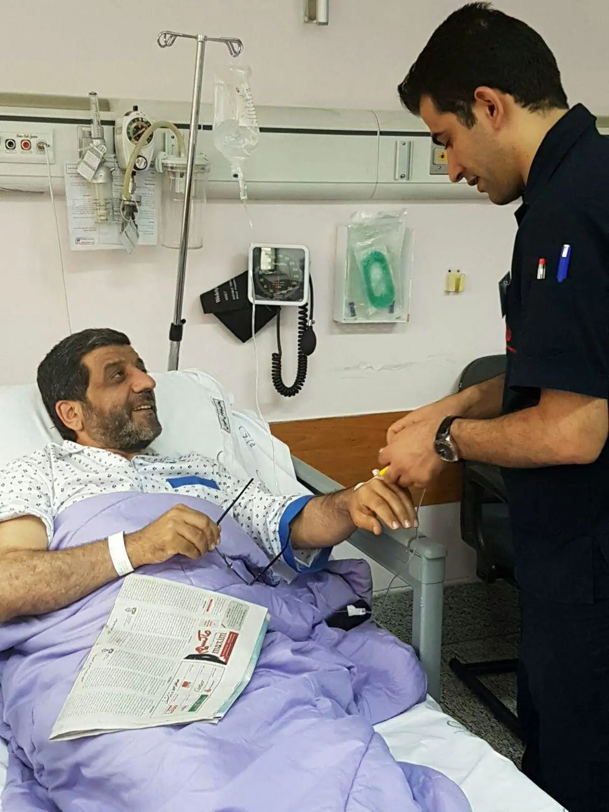 تصویری از عزت الله ضرغامی روی تخت بیمارستان