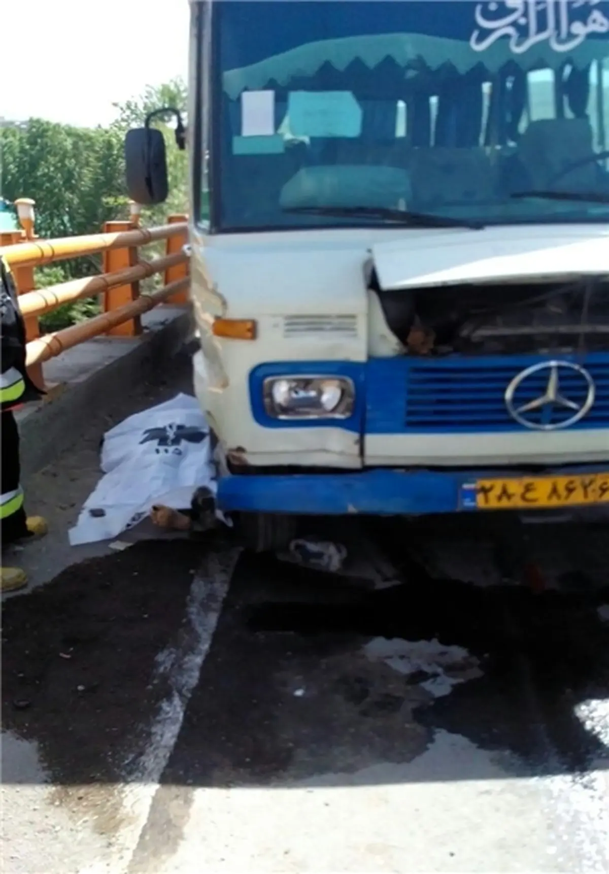 موتورسوار بی‌احتیاط زیر چرخ مینی‌بوس جان داد + عکس