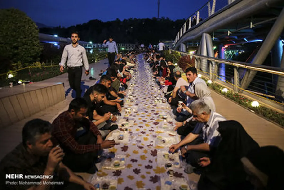 تصاویر: مراسم افطار مردمی در پل طبیعت تهران