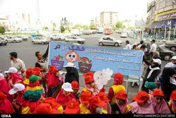 اعتراض نمادین دانش‌آموزان به آلودگی زمین/تصاویر