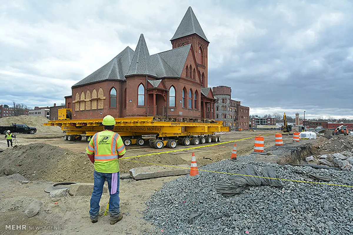 جابه‌جا کردن یک کلیسا در آمریکا! / عکس