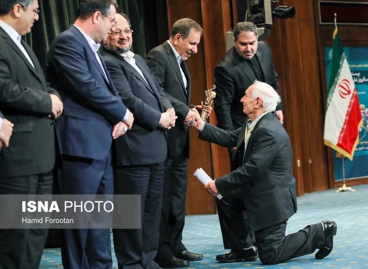 زانو زدن یک تاجر مقابل جهانگیری! / عکس