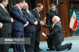 زانو زدن یک تاجر مقابل جهانگیری! / عکس