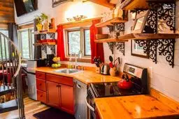 تصاویری از هتلی دنج در میان جنگل‌های زیبای کانادا