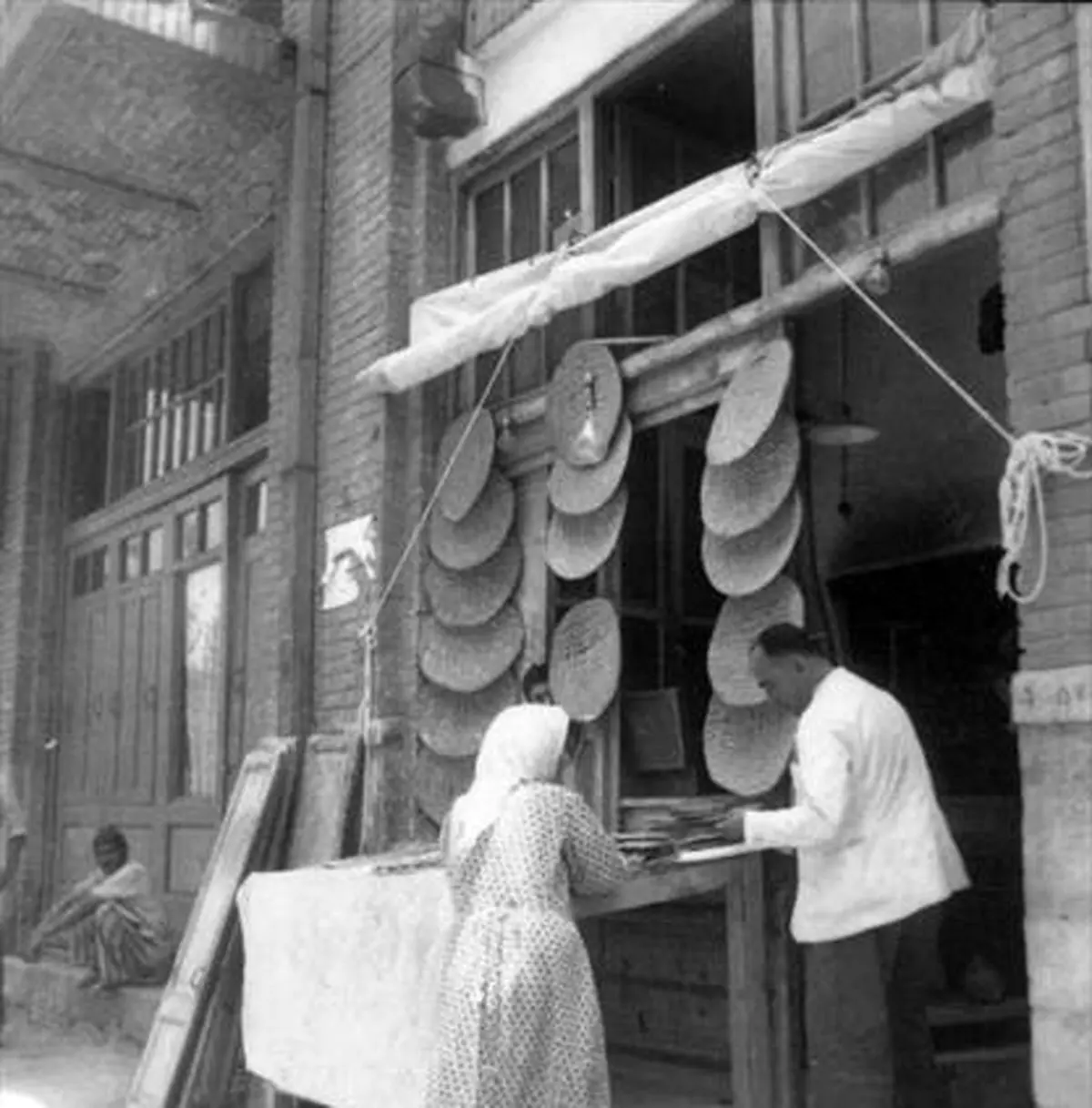عکسی از یک نانوائی در سال ۱۳۴۰
