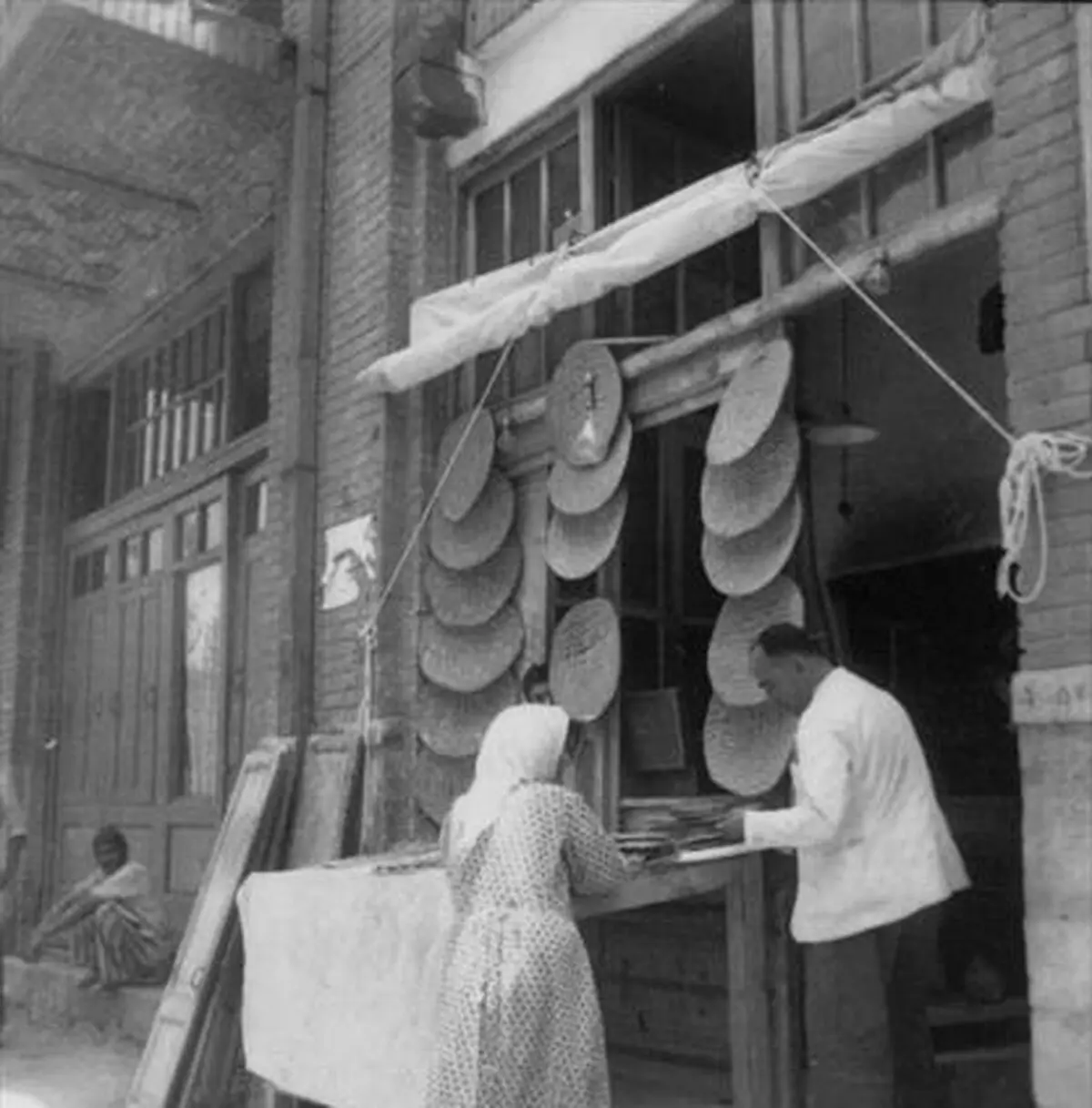 عکسی از یک نانوائی در سال ۱۳۴۰