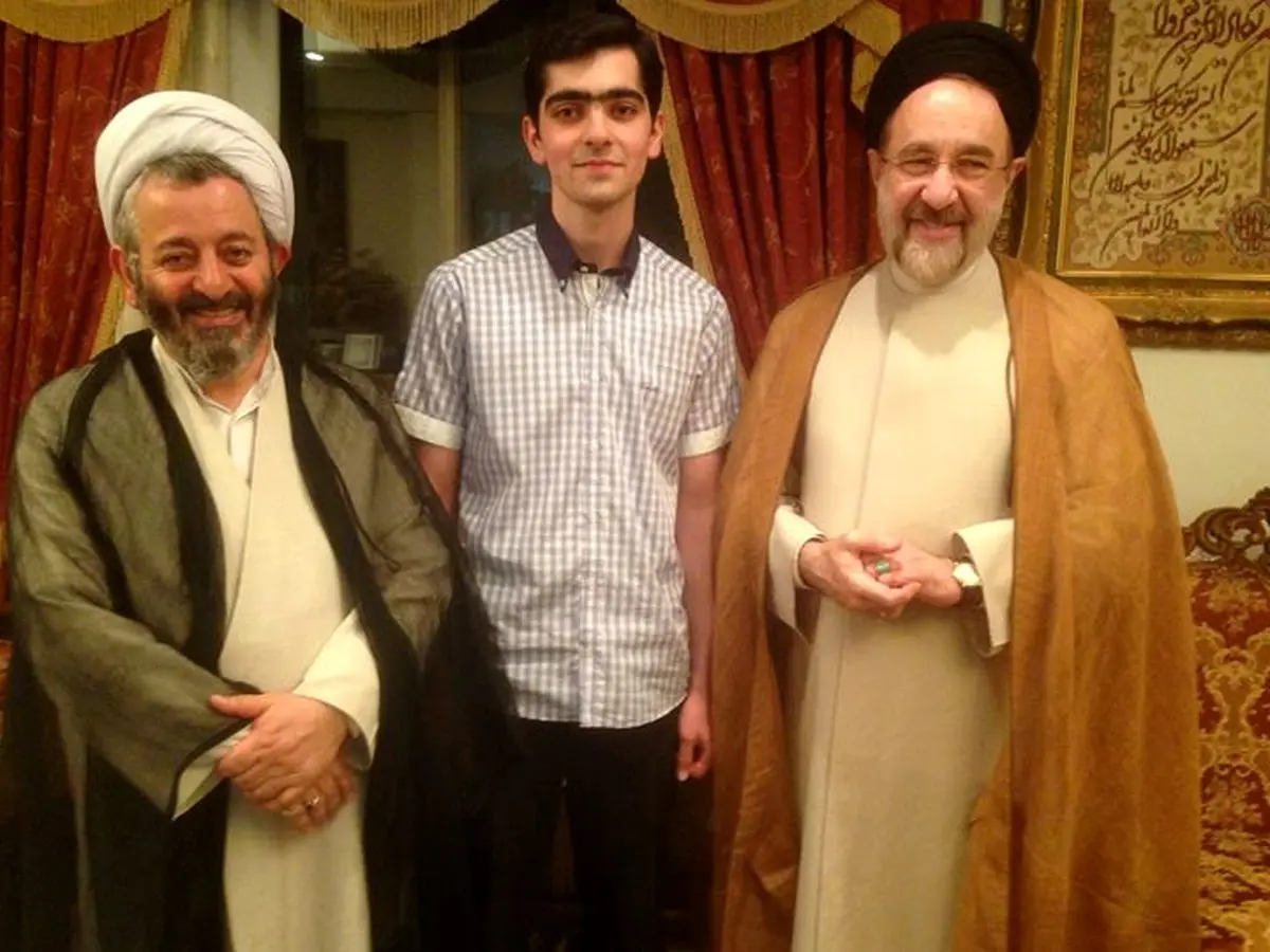 عکس یادگاری نفر اول علوم انسانی با سیدمحمد خاتمی