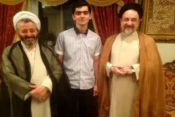 عکس یادگاری نفر اول علوم انسانی با سیدمحمد خاتمی