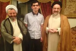 عکس یادگاری نفر اول علوم انسانی با سیدمحمد خاتمی
