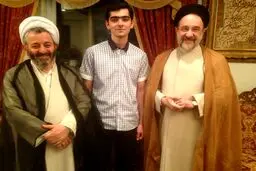عکس یادگاری نفر اول علوم انسانی با سیدمحمد خاتمی