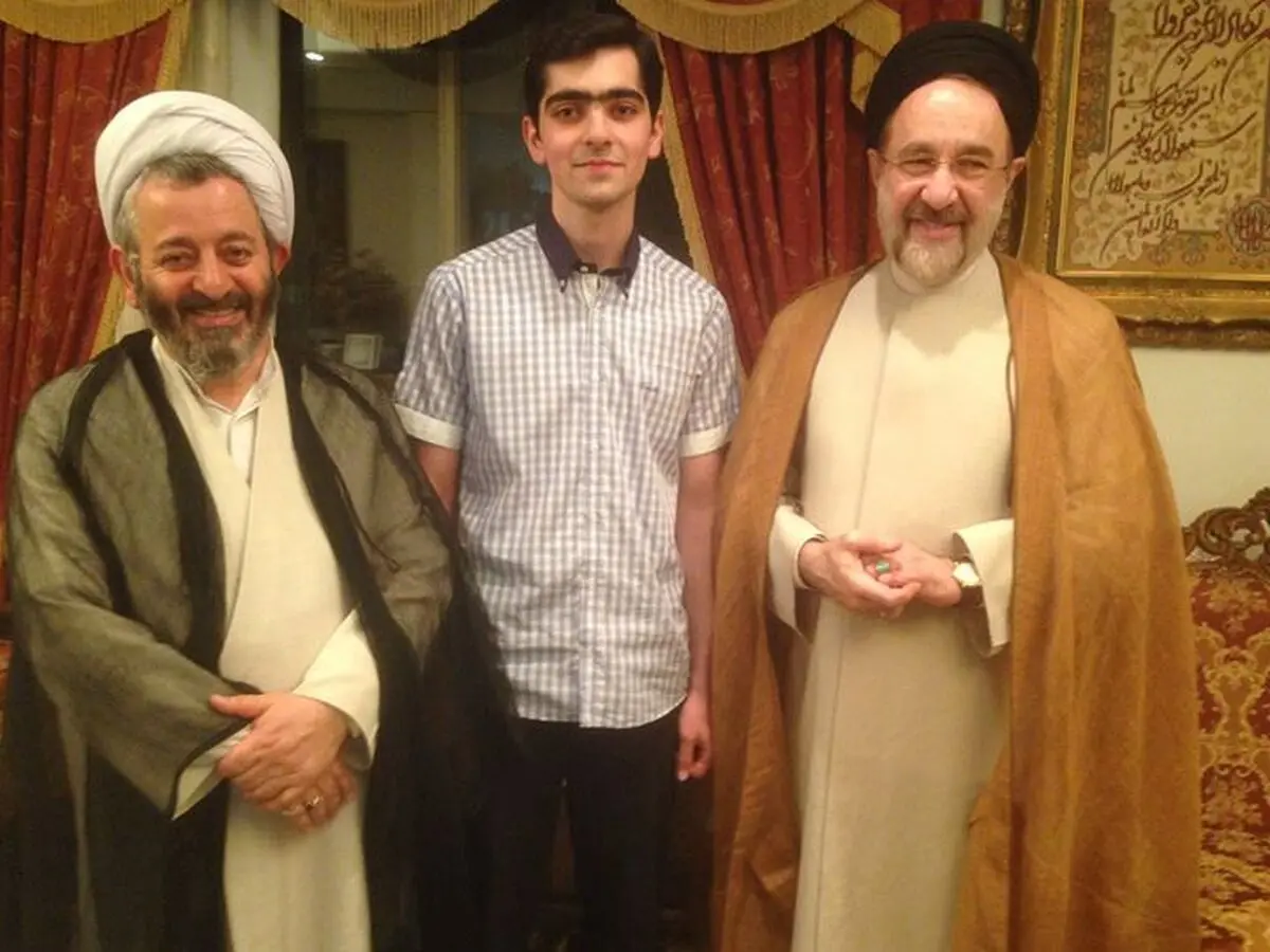 عکس یادگاری نفر اول علوم انسانی با سیدمحمد خاتمی