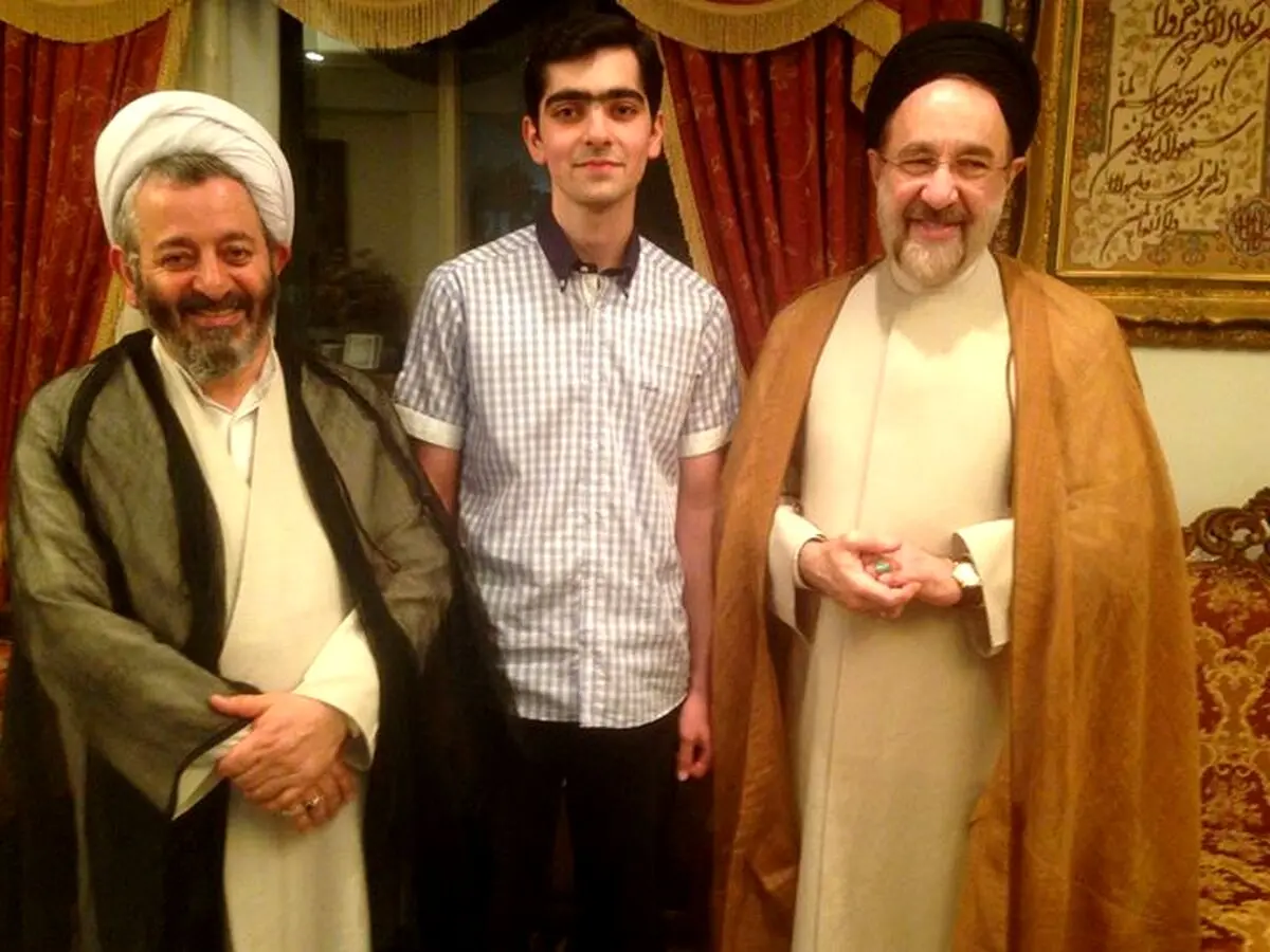 عکس یادگاری نفر اول علوم انسانی با سیدمحمد خاتمی
