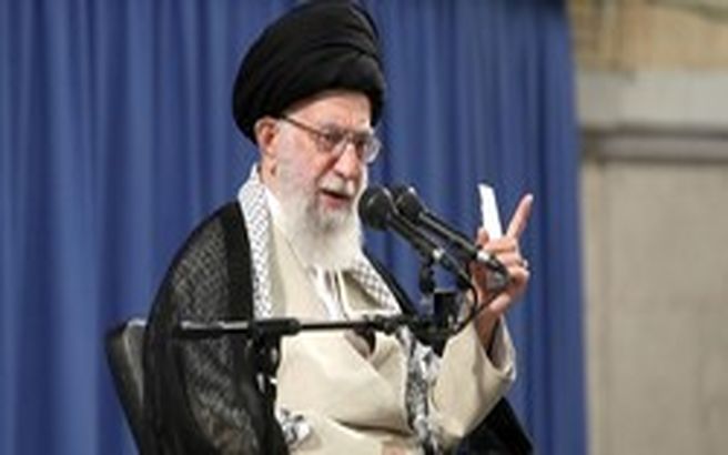 رهبرانقلاب: جمهوری اسلامی دزدی دریایی انگلیس خبیث را بی‌جواب نمی‌گذارد/ کاهش تعهدات برجامی را قطعاً ادامه خواهد داشت