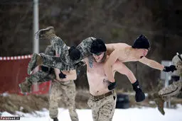 تمرین سربازان لخت میان برف‌ها