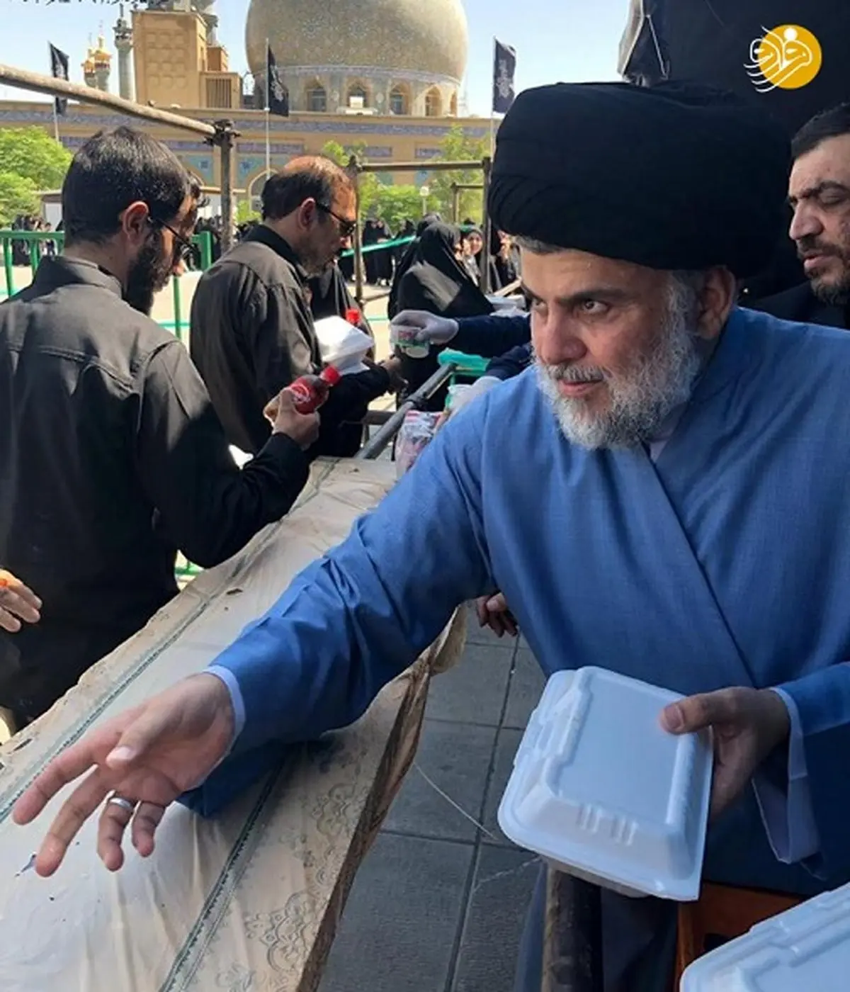 «مقتدی صدر» در قم! / توزیع غذا بین زائران از سوی رهبر جریان صدر + عکس