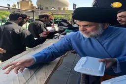 «مقتدی صدر» در قم! / توزیع غذا بین زائران از سوی رهبر جریان صدر + عکس