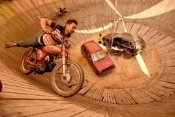 عکسی عجیب از موتورسوار بنگلادشی در حال اجرای برنامه روی دیوار مرگ