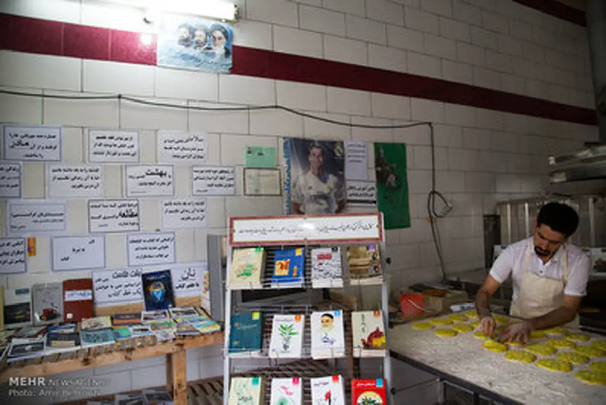 روایت تصویری از یک نانوایی که در آن کتاب امانت داده می‌شود