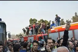 عکس / عجیب و تاسف برانگیز؛ حضور مردم روی ماشین آتش‌نشانی برای گرفتن عکس و فیلم