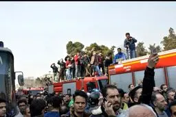 عکس / عجیب و تاسف برانگیز؛ حضور مردم روی ماشین آتش‌نشانی برای گرفتن عکس و فیلم
