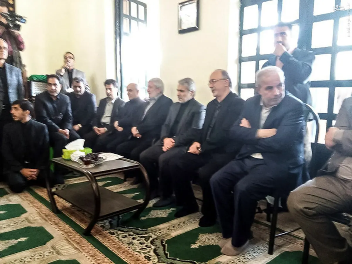 نوبخت در مراسم تشییع پیکرمادرش/ عکس