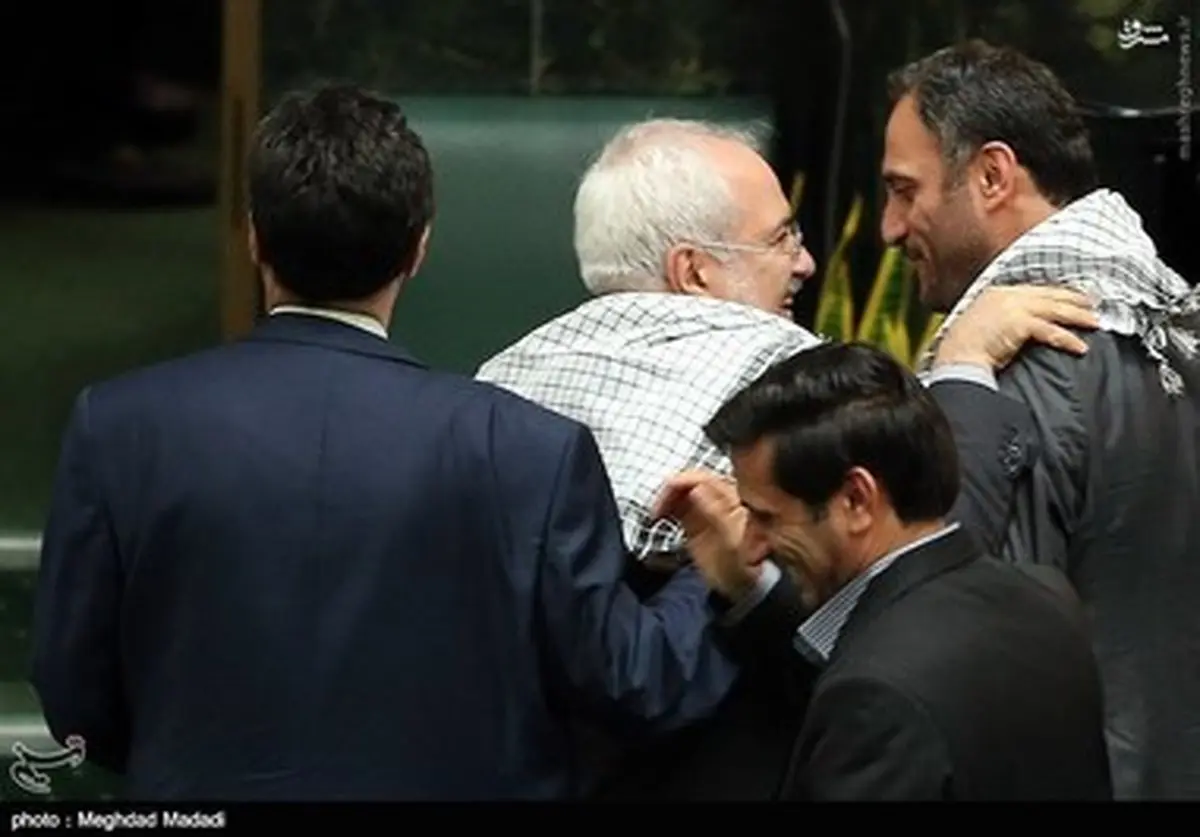 چفیه ظریف در مجلس/عکس