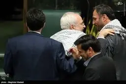 چفیه ظریف در مجلس/عکس