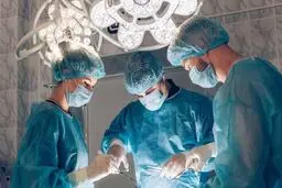 اگر این جراح قلابی را می‌شناسید به پلیس مراجعه کنید +عکس