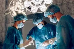 اگر این جراح قلابی را می‌شناسید به پلیس مراجعه کنید +عکس