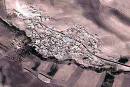 تصویر هوایی از یک روستا که مانند نقشه ایران است