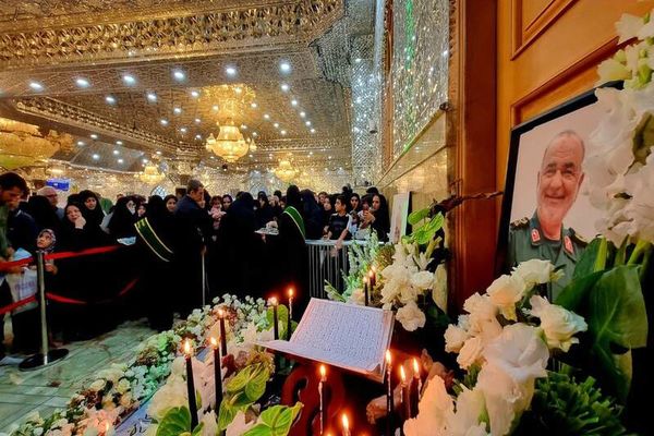 تصاویر خاص از جشن تولدی متفاوت برای فرمانده فقید سپاه