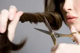 ۸ کاری که باعث آسیب رساندن به موهای تان می شود!
