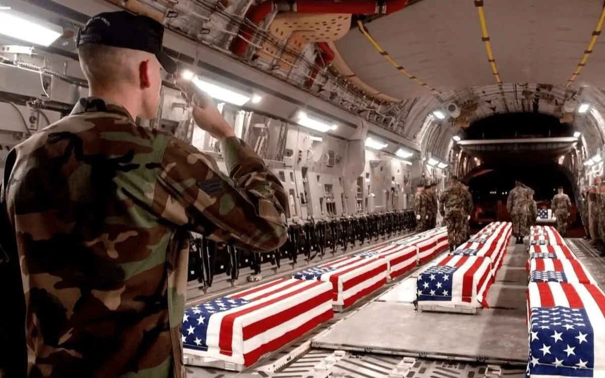 ترامپ جنازه سربازان جنایتکارش را تحویل گرفت