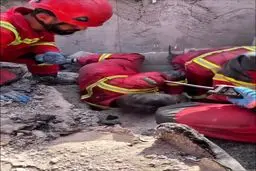 صحنه شگفت انگیز نجات یک جوان از زیر آوار حمله اسرائیل